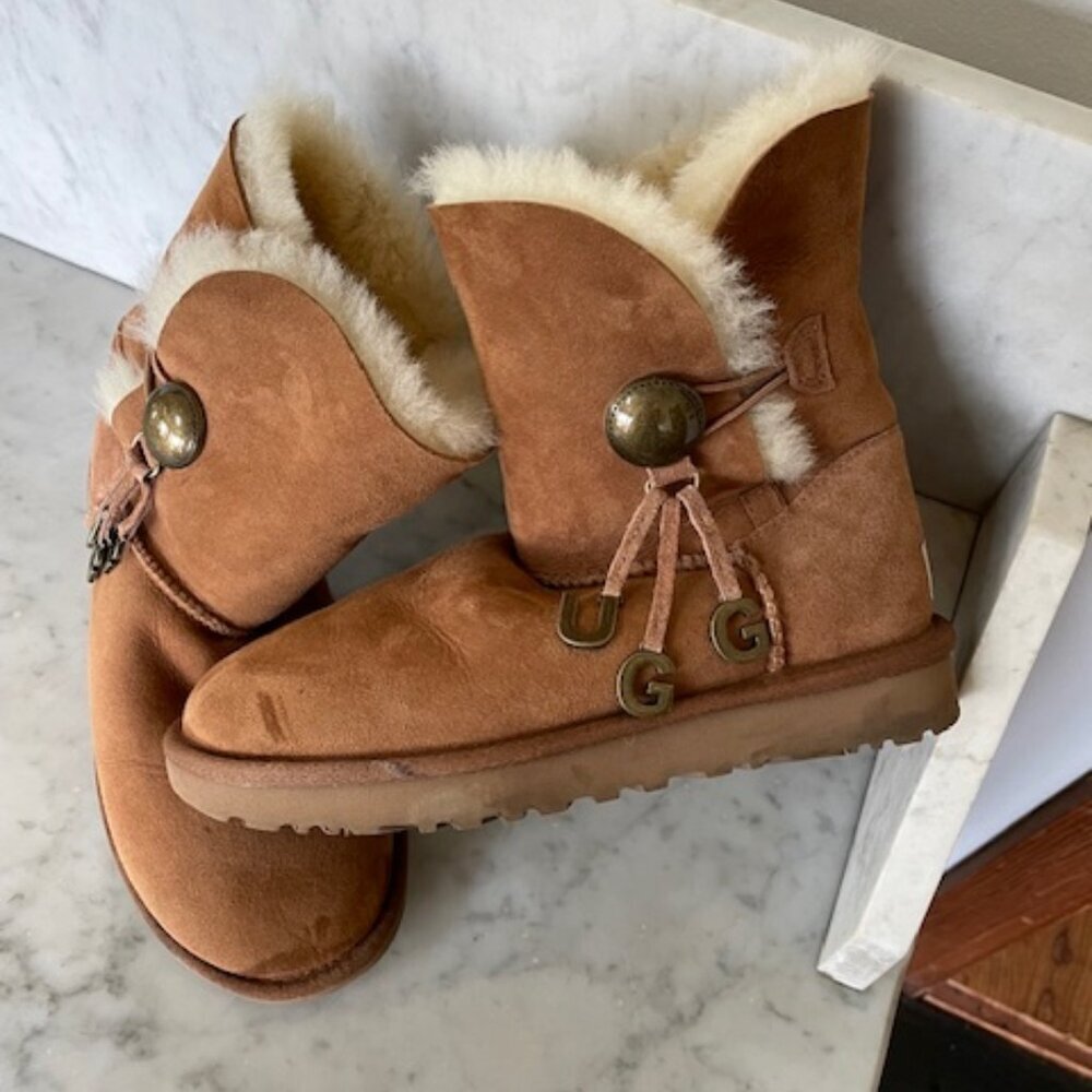 UGG Bailey Button UGG Charm Chestnut Brown Sheepskin Boots Size 6
